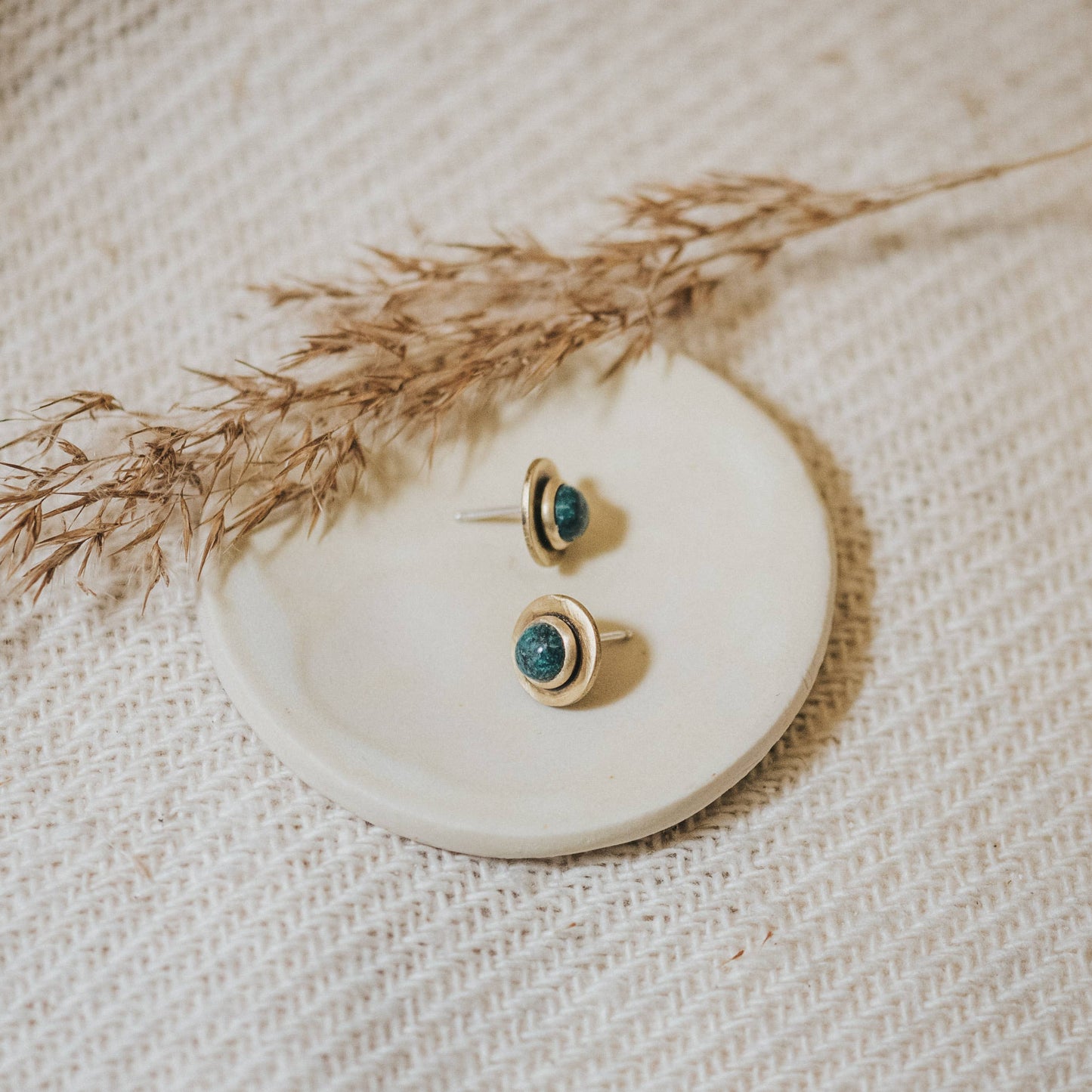 Commonform Gibbon Studs