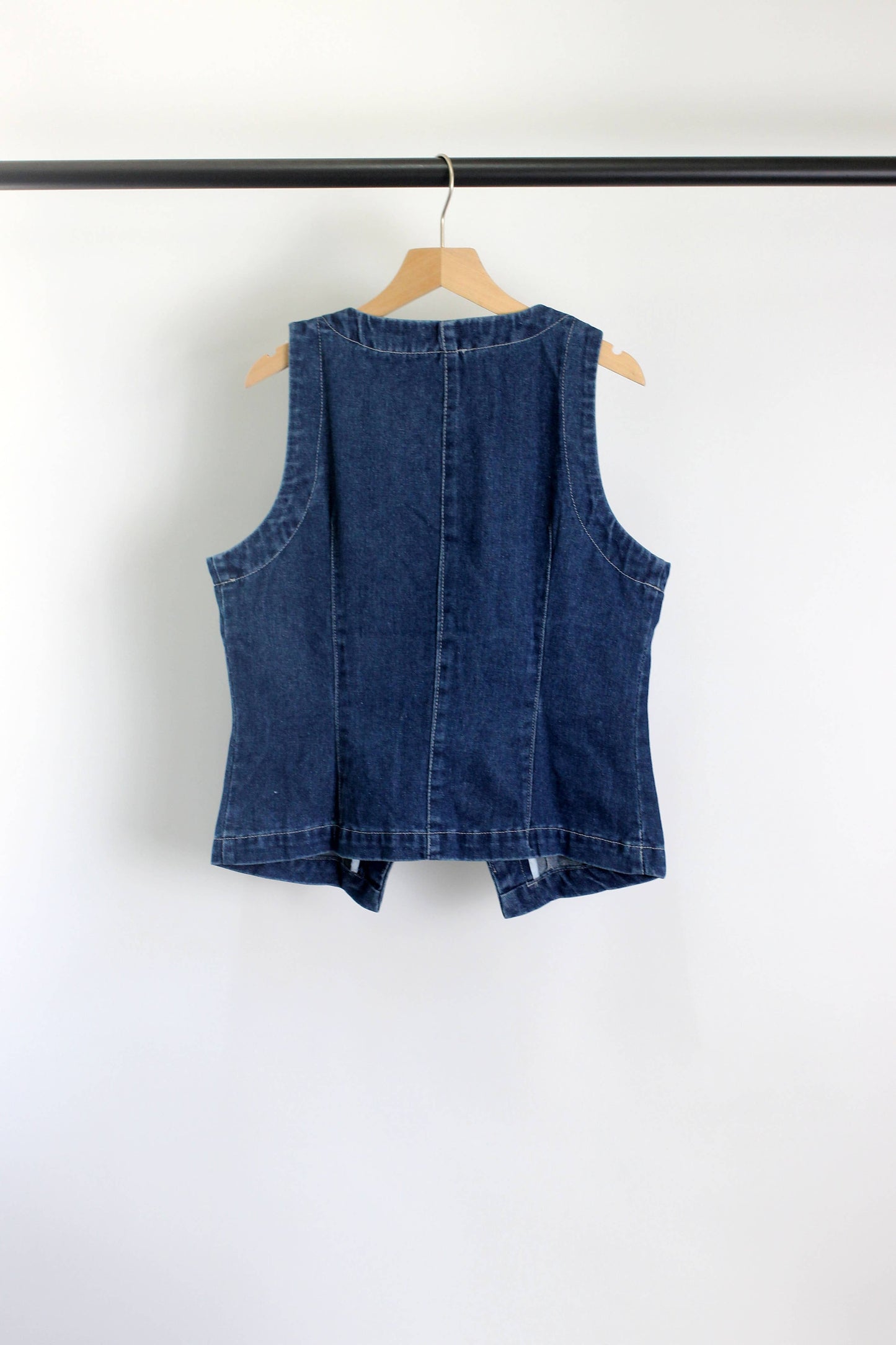 Miki Sleeveless Button-Down Top