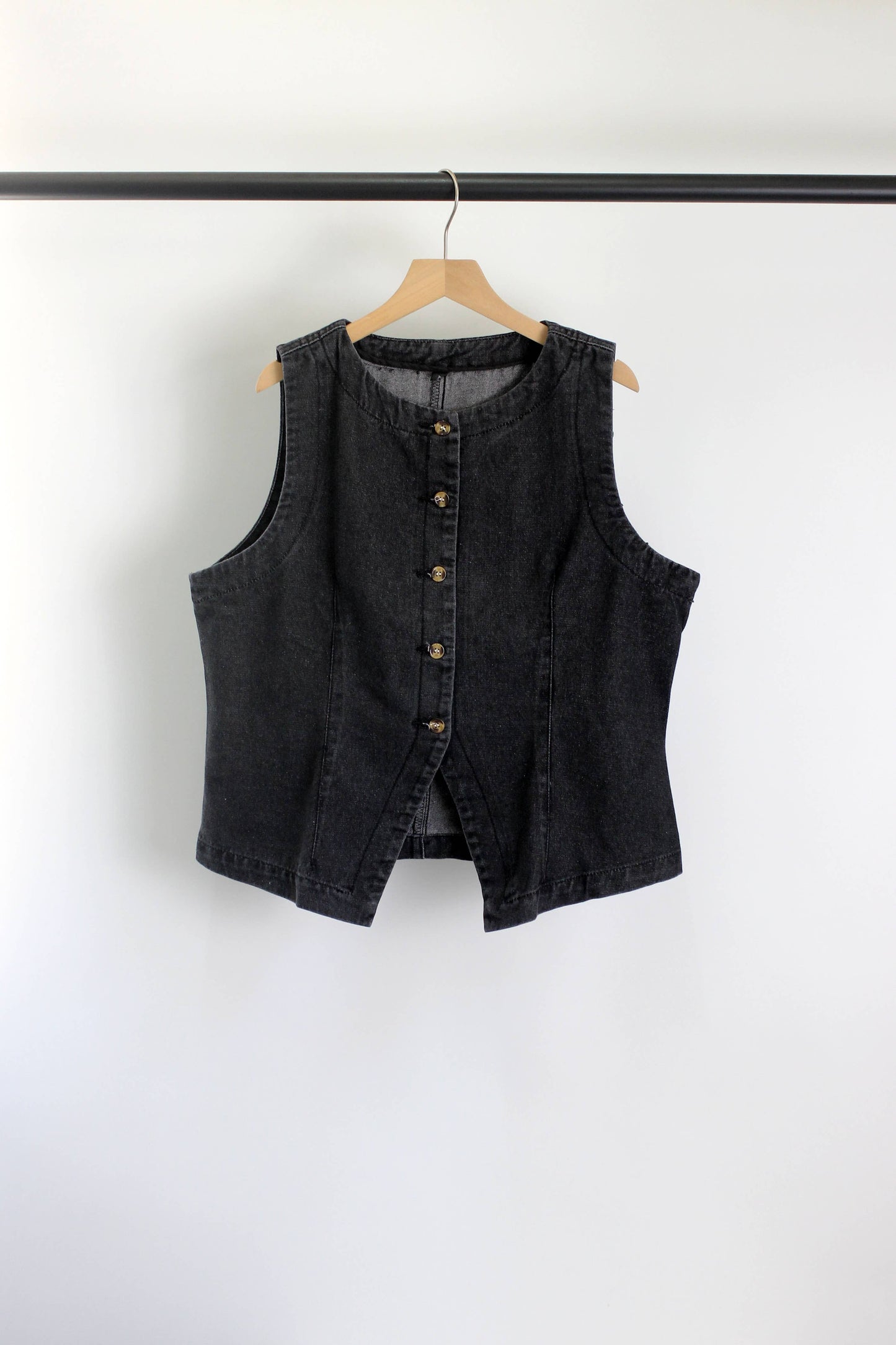 Miki Sleeveless Button-Down Top